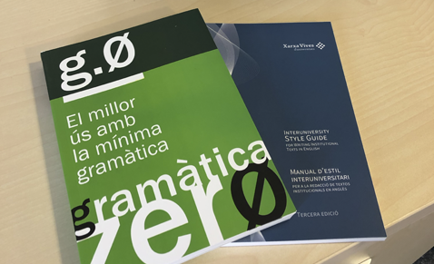 Llibres de "Gramàtica zero" original, damunt d'una taula